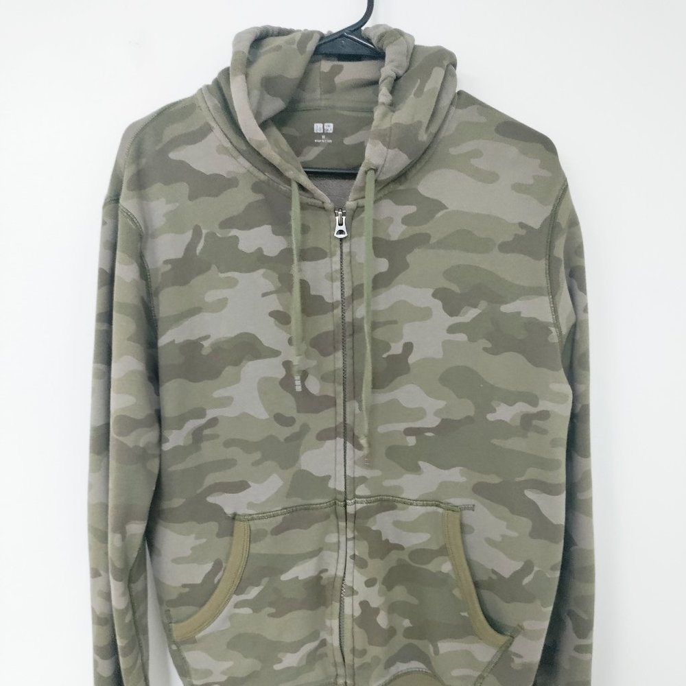 Uni Qlo Men's camo sweatshirt size Medium